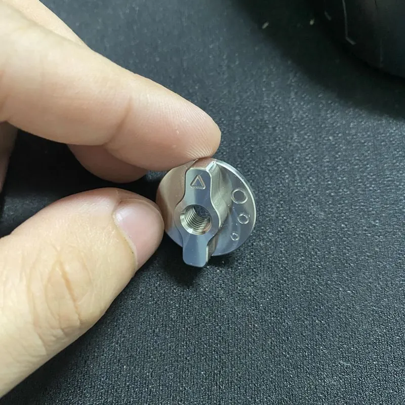 菱形滾花控制旋鈕，含刻字指標與內螺紋